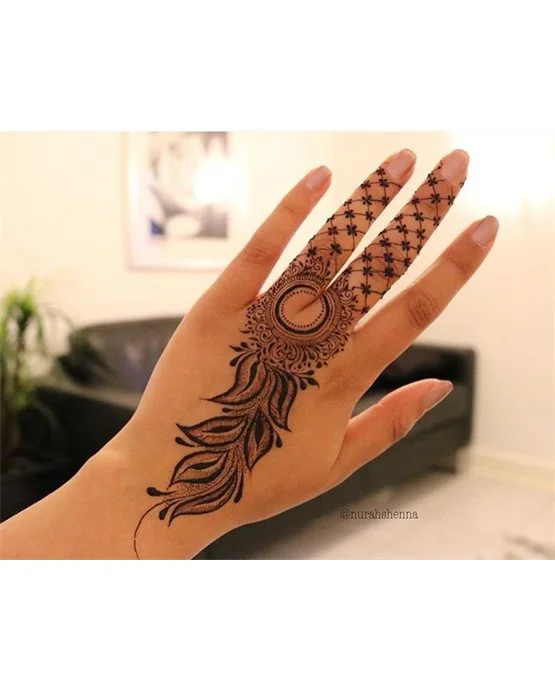 Panel And Curves Subtle Back Finger Mehndi Design Look